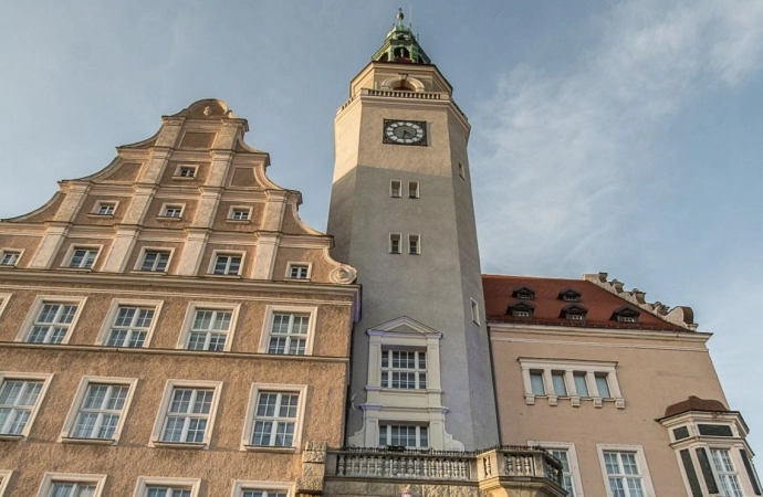 {Olsztyński ratusz dołącza do Empire State Building, Bramy Brandenburskiej, czy Pałacu Kultury w Warszawie.}