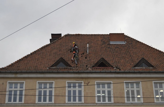 {Wakacje to najlepszy czas na realizację niezbędnych napraw w olsztyńskich szkołach. Istotne prace są zaplanowane w obiektach Szkoły Podstawowej Nr 2 przy ul. Kościuszki oraz przy ul. Żołnierskiej.}