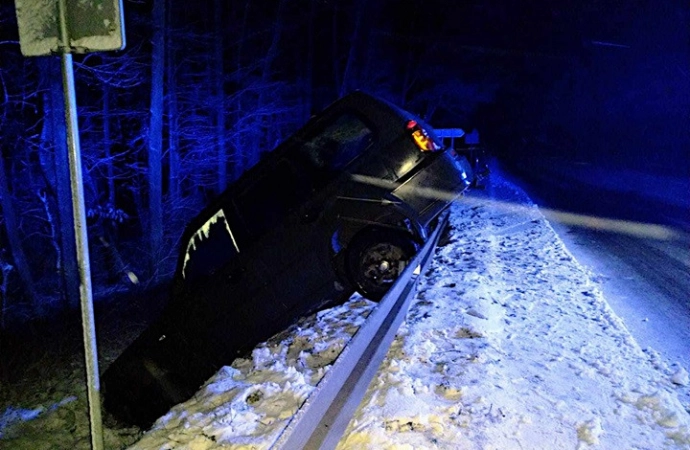 Warmińsko-mazurscy policjanci informują o dużej liczbie wypadków i kolizji na drogach regionu.