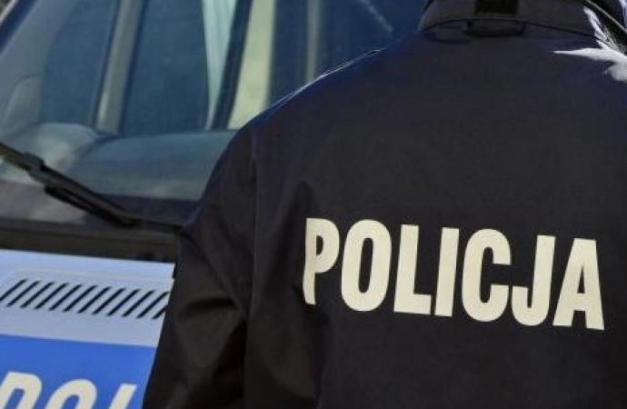 {Policjanci z Zalewa ukarali 65-latka, który złamał zakaz zbliżania się do mieszkania oraz jego bezpośredniego otoczenia.}
